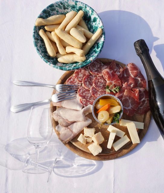 Prosecco Hills Private Tour All inclusive. 2 wineries+lunch - Stop in the Prosecco hills: first tasting outdoors with 4 DOCG