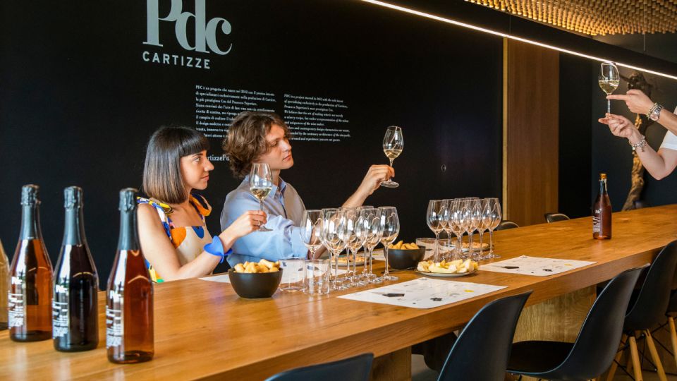 Valdobbiadene: degustazione Prosecco con stuzzichini - What the 45-minute Valdobbiadene Cartizze tasting feels like